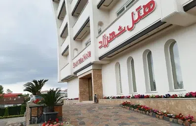 ورودی گل کاری شده هتل شهرزاد لاهیجان