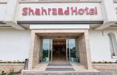 درب ورودی شیشه ای اتوماتیک هتل شهرزاد لاهیجان