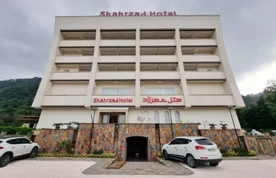نمای کلی ساختمان هتل شهرزاد لاهیجان از فاصله نزدیک