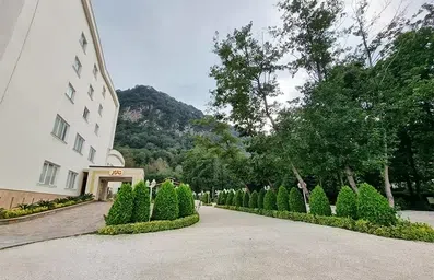 ورودی تالار پذیرایی و عروسی هتل شهرزاد لاهیجان از بیرون ساختمان