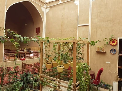 محوطه داخل اقامتگاه اقامتگاه بوم گردی شهرزاد یزد