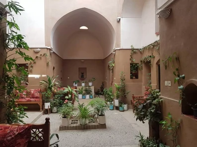 محوطه داخل اقامتگاه اقامتگاه بوم گردی شهرزاد یزد