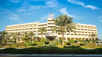 ساختمان سفیدرنگ هتل شایان کیش