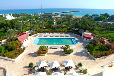 محوطه بزرگ و سرسبز هتل شایان کیش با یک آب نمای بزرگ