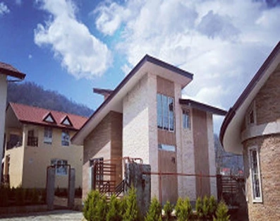 فضای مجتمع و ساحتمان  در روز