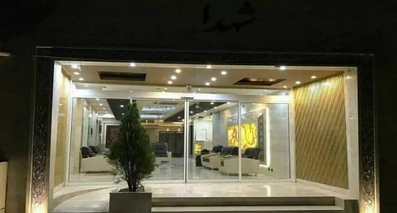 نمای ورودی مهمانپذیر شهدا مشهد در شب