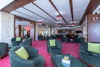 لابی بزرگ هتل سی نور مشهد با کف موکت شده و مبلمان چیدمان شده