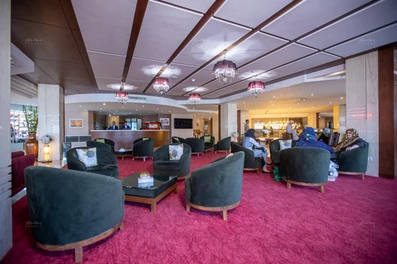 لابی بزرگ هتل سی نور مشهد با کف موکت شده و مبلمان چیدمان شده