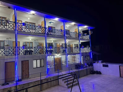 نمای کلی هتل سوباتان تالش در شب