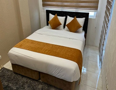 تخت دونفره در کنار پنجره