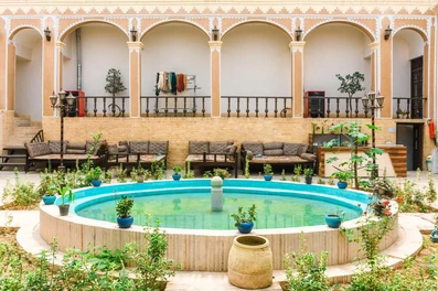 نمای اندرونی هتل سنتی رز یزد با معماری قاجاری