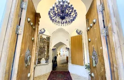 ورودی هتل سنتی اصفهان با درب های چوبی سنتی