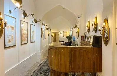 پذیرش با پیشخوان چوبی در راهروی ورودی هتل سنتی اصفهان