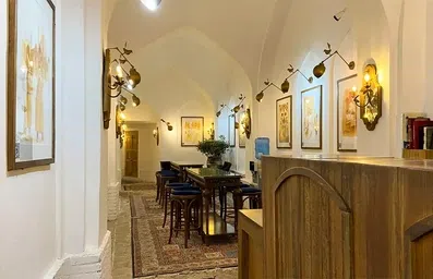 پذیرش و لابی کوچک مبله هتل سنتی اصفهان