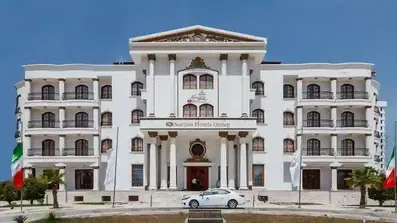 نمای سفیدرنگ هتل سورینت مریم کیش با معماری جذاب