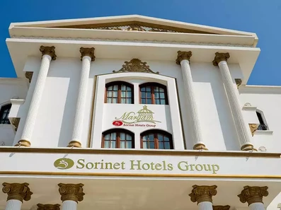 نمای سفید رنگ و جذاب هتل سورینت مریم کیش