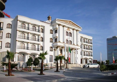 نمای سفید رنگ و زیبای هتل سورینت مریم کیش