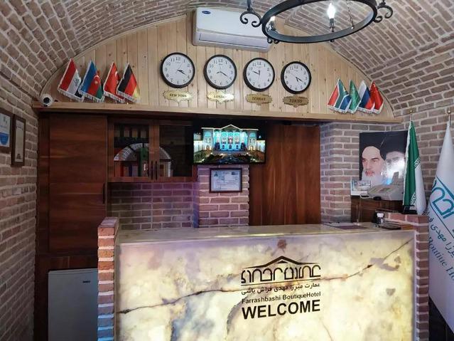 پذیرش هتل سرخه ای تبریز از جنس سنگ و چند ساعت بالای سکوی پذیرش که ساعات چند نقطه مختلف را نشان می دهد.