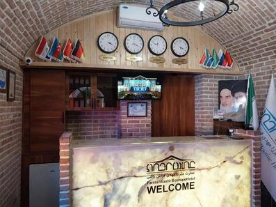 پذیرش هتل سرخه ای تبریز از جنس سنگ و چند ساعت بالای سکوی پذیرش که ساعات چند نقطه مختلف را نشان می دهد.