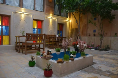 محوطه حیاط اقامتگاه بومگردی سووشون شیراز