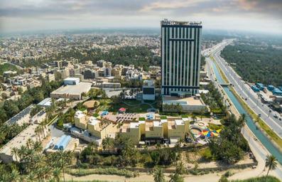 ساختمان مدرن هتل بارون کربلا و اطراف آن در روز