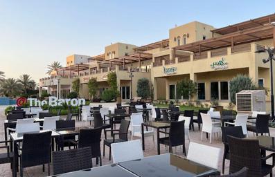 میز و صندلی در فضای نشیمن بیرونی هتل بارون کربلا