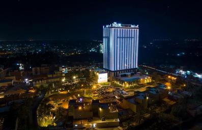 ساختمان مدن هتل بارون کربلا و اطراف آن در شب