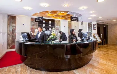 پذیرش هتل توس مشهد با پیشخوان چوبی