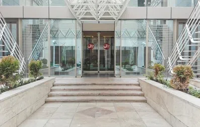 در ورودی تمام شیشه هتل توس مشهد