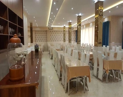 رستوان با میز ناهار خوری