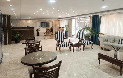 فضای ورودی و لابی هتل آپارتمان یزدان مشهد