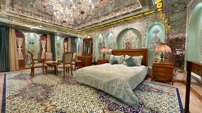 اتاق دو تخته با دیوارهای آینه‌کاری شده در بوتیک هتل یوتاب شیراز