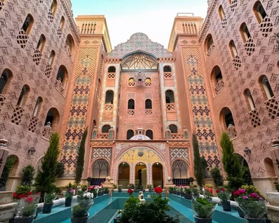 ساختمان 4 طبقه و منحصربه‌فرد بوتیک هتل یوتاب شیراز با پنجره های طاقی