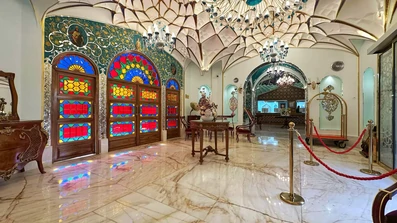 لابی با سقف مقرنس و درب چوبی و شیشه های رنگی در بوتیک هتل سنتی یوتاب شیراز