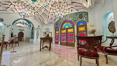 لابی جذاب بوتیک هتل یوتاب شیراز با درب چوبی و شیشه های رنگی