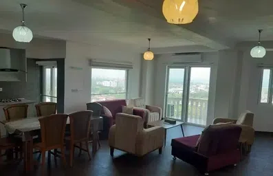 مبلمان و میز نهارخوری در سوئیت های هتل آپارتمان آرامسر رامسر