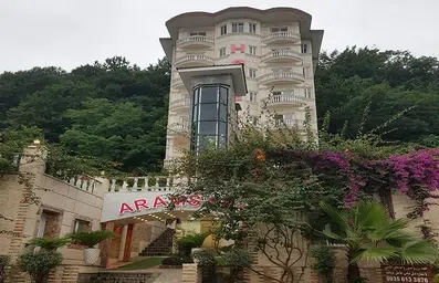 نمای ساختمان بلند و سفیدرنگ هتل آپارتمان آرامسر رامسر