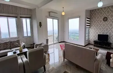 پذیرایی مبله سوئیت های هتل آپارتمان آرامسر رامسر با لوازم و دکور روشن