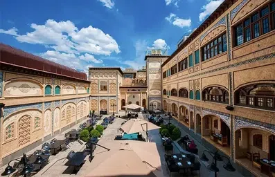 نمای داخل اقامتگاه سنتی گران میراث تهران