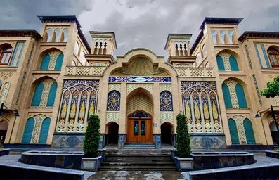 نمای آجری اقامتگاه سنتی گران میراث رشیدیه تهران