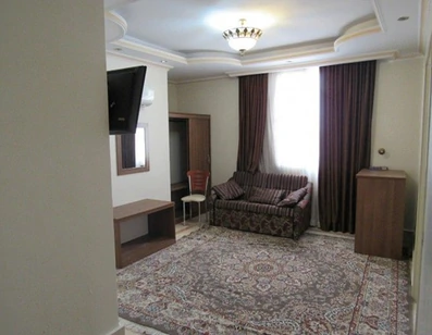 اتاق مبله  با آینه و تی وی