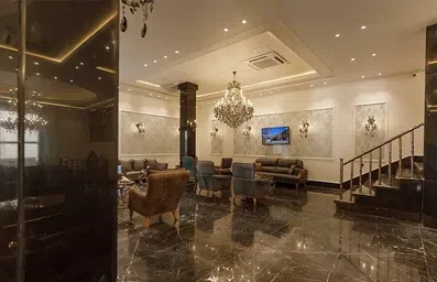 لابی مجلل هتل لیانا مشهد با سنگ فرش مرمر مشکی