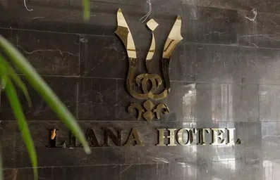 نقش نام هتل لیانا به انگلیسی روی دیوار