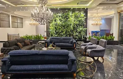 لابی شیک و مجلل هتل لیانا مشهد با مبلمان خاکستری سرمه ای