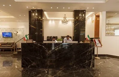 پذیرش هتل لیانا مشهد با دکور سنگ مرمر مشکی