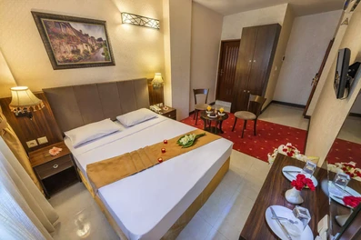 اتاق دو  تخته دبل در مهمانپذیر مهر و ماه مشهد