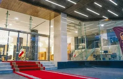 ورودی هتل نور حیات تهران با فرش قرمز