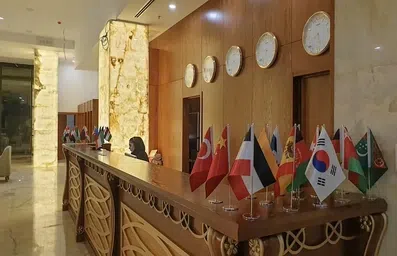 پذیرش هتل نور حیات تهران با پیشخوان چوبی