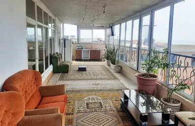 تراس مبله و زیبای واحد پنت هاوس در متل پوریا بابلسر