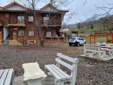 حیاط و نیم کت